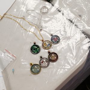 6 round charms with flower or bird photos under a plastic dome