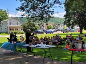 Mike the dinosaur hunter speaks to a crowd